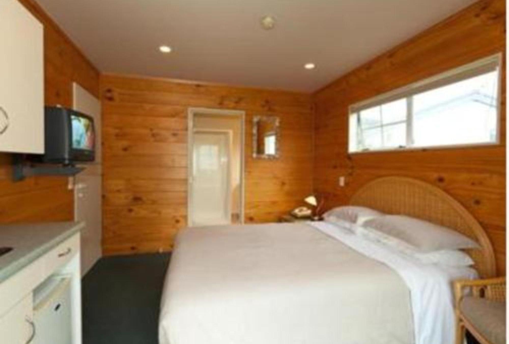 Pines Motor Motel